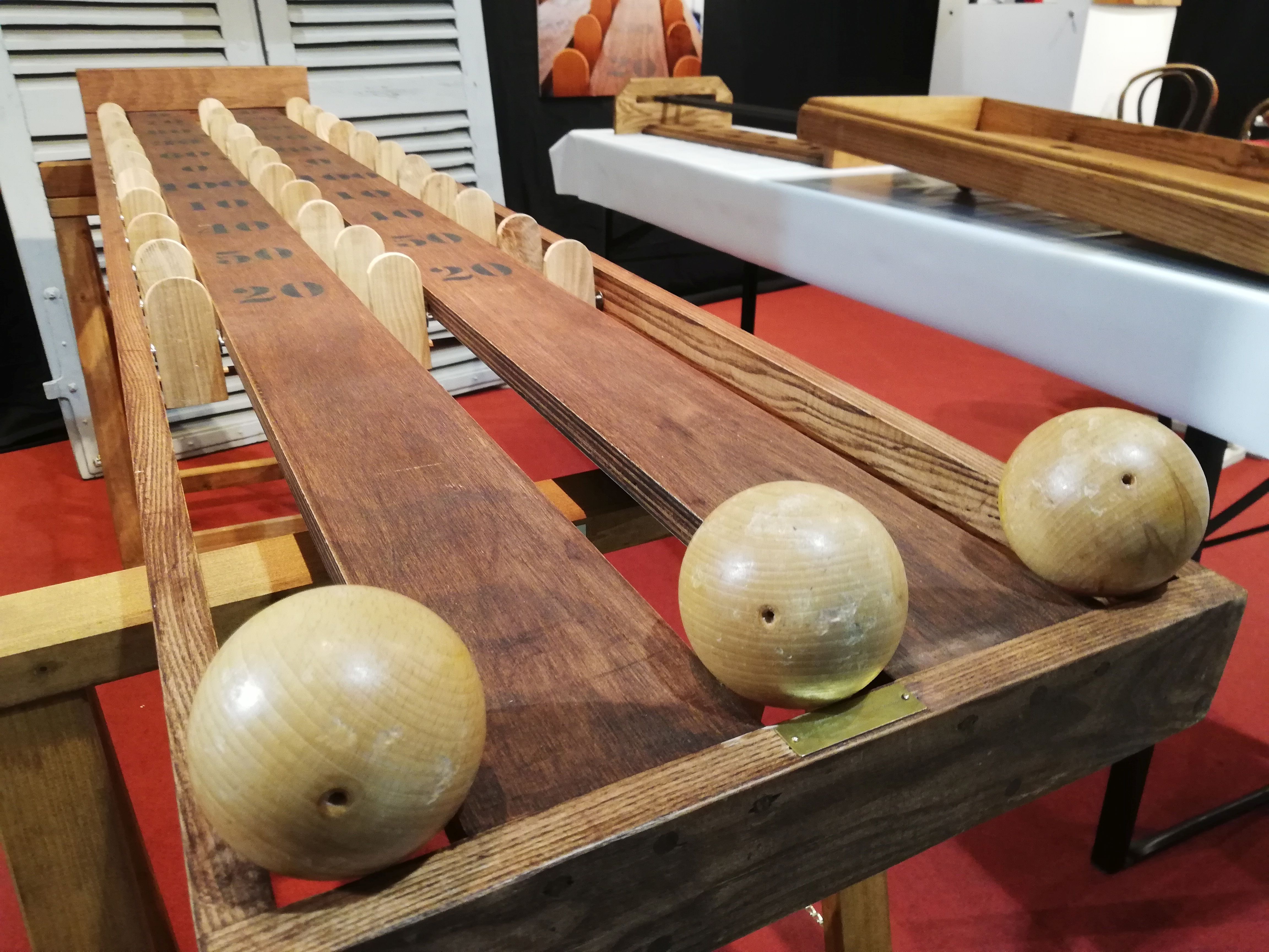 Ein Holzspiel der traditionellen Spiele aus Frankreich als Teil eines Familienprogramms mit Geschicklichkeitsspielen auf der Internationalen Kulturbörse IKF in Freiburg